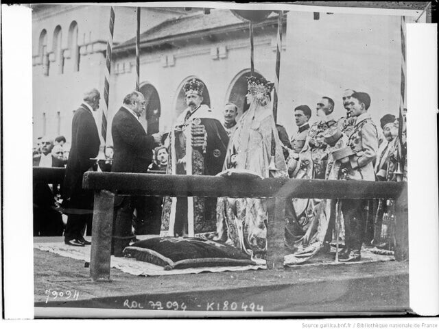 15 октября 1922 года, Фердинанд I был официально коронован королем Румынии, а его жена Мария стала королевой-консортом на церемонии в соборе в Алба-Юлия