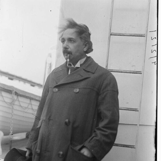 2 апреля 1921 год, Альберт Эйнштейн прибывает в Нью-Йорк, для работы над теорией относительности и поддержки Палестины