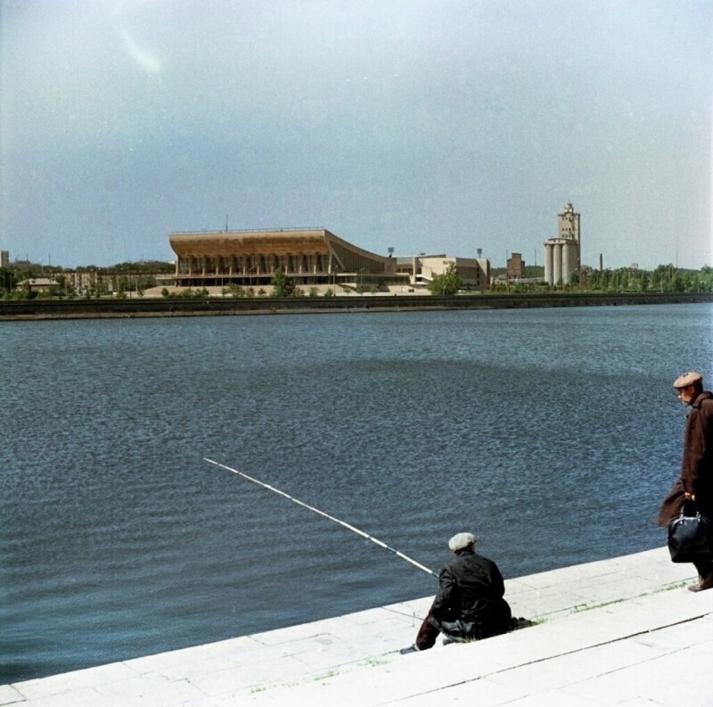 Рыбалка на набережной реки Миасс с видом на Дворец Спорта «Юность» в Челябинске. СССР. 1980-е