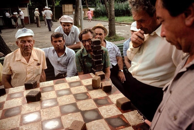 На приморском бульваре в Сочи (как и в других курортных местах) народ играл в шахматы и шашки, 1981 год