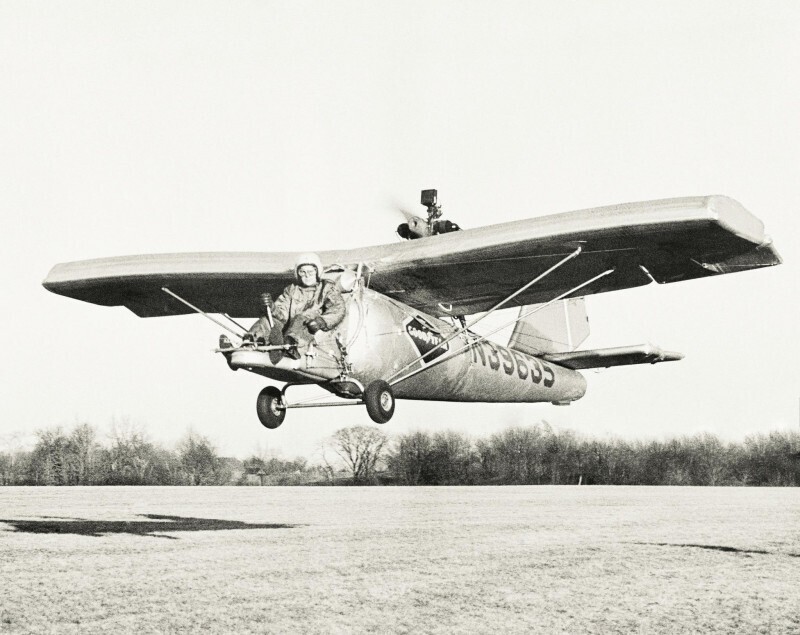 Пилот Дик Ульм испытывает надувной резиновый самолет с двигателем мощностью 40 л.с. США, 1956 год