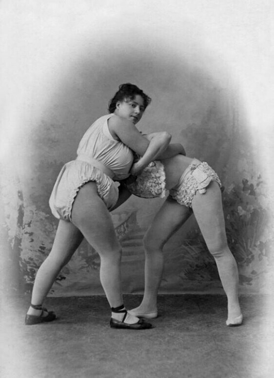 Борцы Мария Бир и Джули Франк выполняют «скручивающий захват» во время борьбы за титул чемпиона Европы по женской борьбе. 1901 год