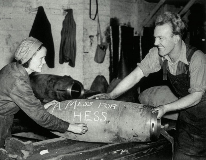 Послание на снаряде немецким нацистам от рабочих британского военного завода, 1940-е гг