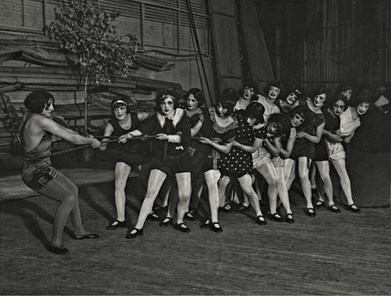 Женщина-силач Марта Фарра перетягивает канат с шестнадцатью соперницами, 1925 год