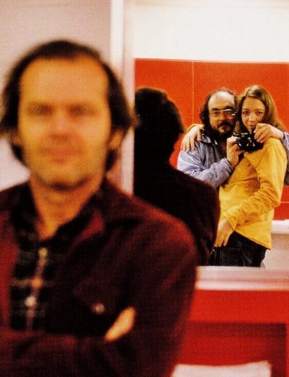 Стэнли Кубрик снимает зеркальное селфи со своей дочерью, а Джек Николсон думает, что это его фотографируют. На съемках фильма «Сияние», 1980 год