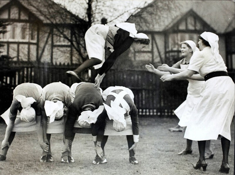 Сотрудницы Красного Креста играют в чехарду, 1940 год