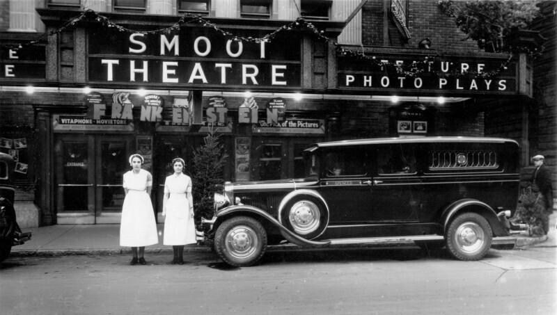 Для рекламы, студия Universal Studios наняла медсестер и машину скорой помощи, чтобы они дежурили возле кинотеатра, показывающего фильм "Франкенштейн", 1931 год
