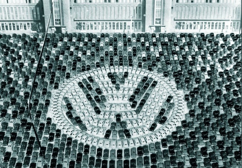 Инсталляция, устроенная в честь выпуска миллионного "Фольксвагена" заводом в Вольфсбурге, 1955 год