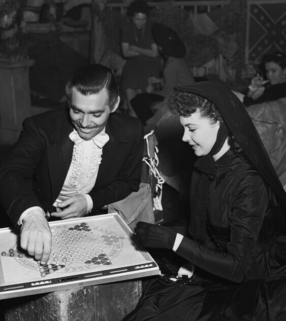 Кларк Гейбл и Вивьен Ли играют в китайские шашки между съемками сцен фильма "Унесенные ветром", 1939 год