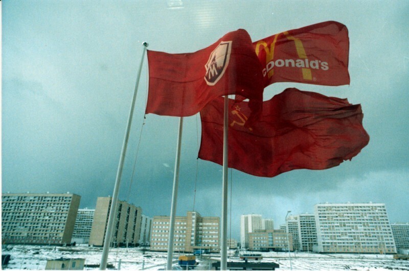 Флаги McDonald's и Советского Союза в Москве, начало 1990-х