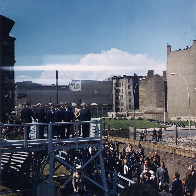 Президент США Кеннеди посещает Берлинскую стену, июнь 1961 года