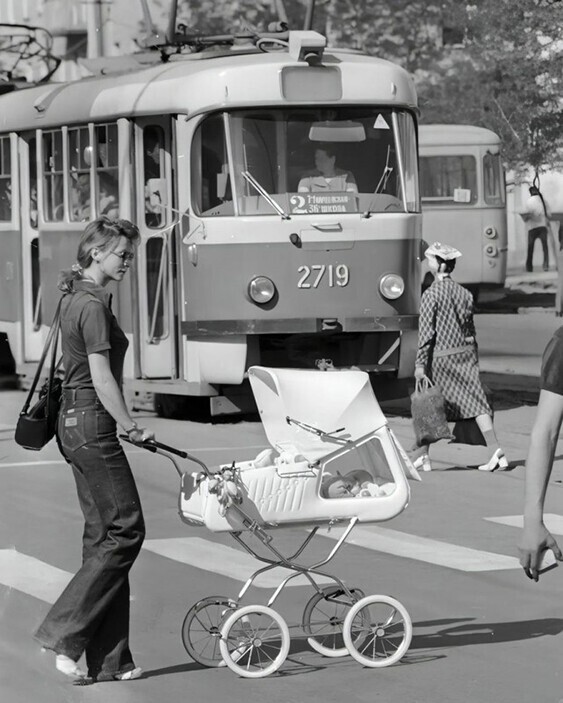 Модная мамочка на пешеходном переходе в Волгограде. СССР, 1 июня 1982 год