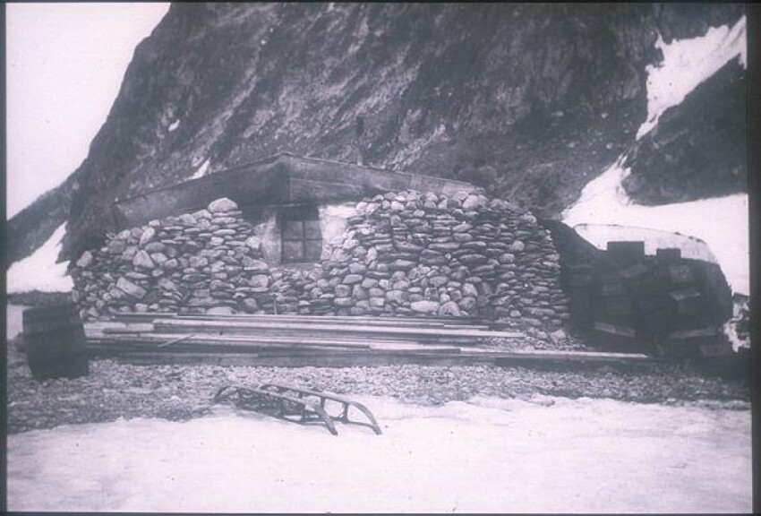 В 1902 году в доме Омонда жили представители Шотландской национальной антарктической экспедиции (SNAE)