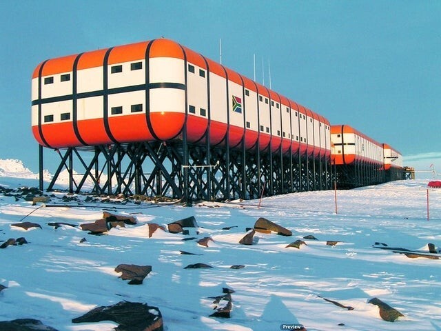 Южноафриканская антарктическая база под названием "Санаэ IV" построена в 1997 году