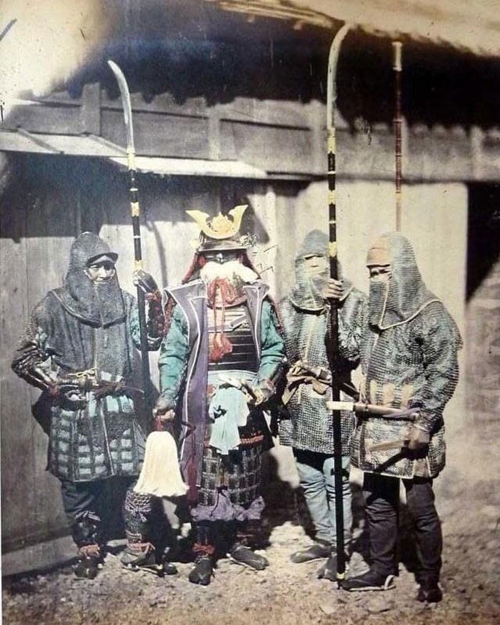 37. Самурай и его слуги в кольчужных доспехах, вооруженные нагинатами, 1870 год