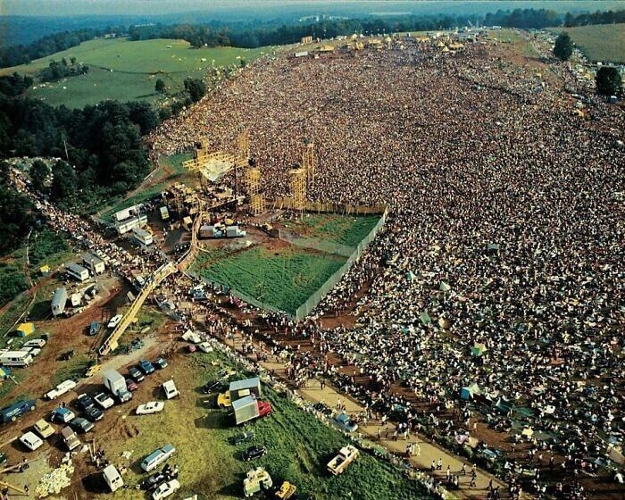 33. Вид с воздуха на более 400 000 посетителей фестиваля Вудсток, 1969 год