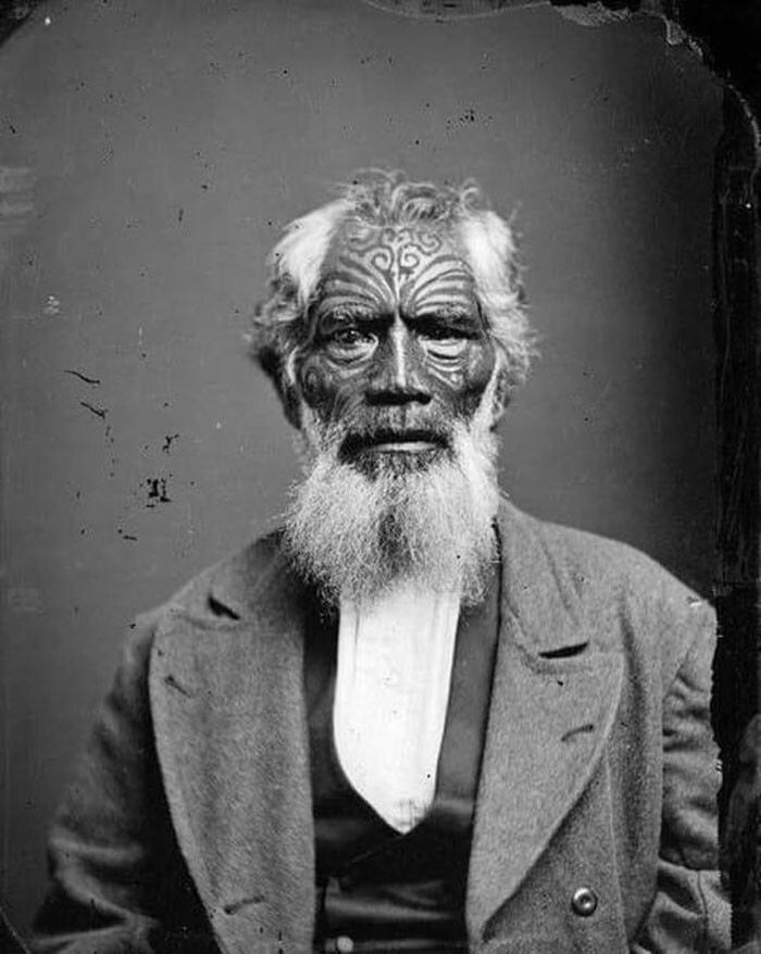 21. Представитель народа маори из региона Хокс-Бей, сфотографированный в 1870 году Сэмюэлем Карнеллом