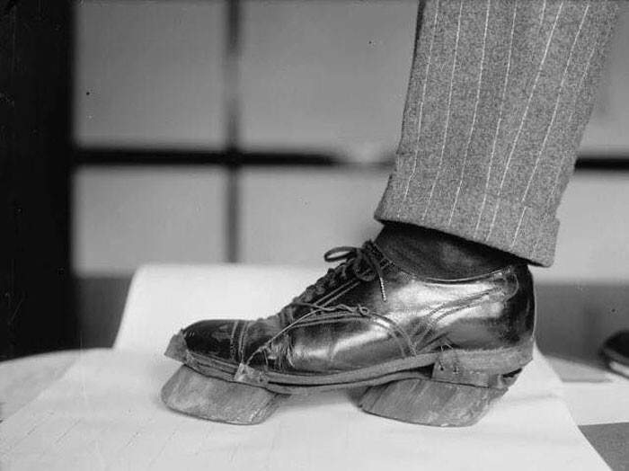 17. "Коровьи" туфли, которыми контрабандисты пользовались во времена сухого закона, чтобы замаскировать свои следы, 1924 год