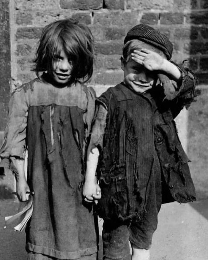 25. Дети бедняков, Восточный Лондон, примерно 1890 год