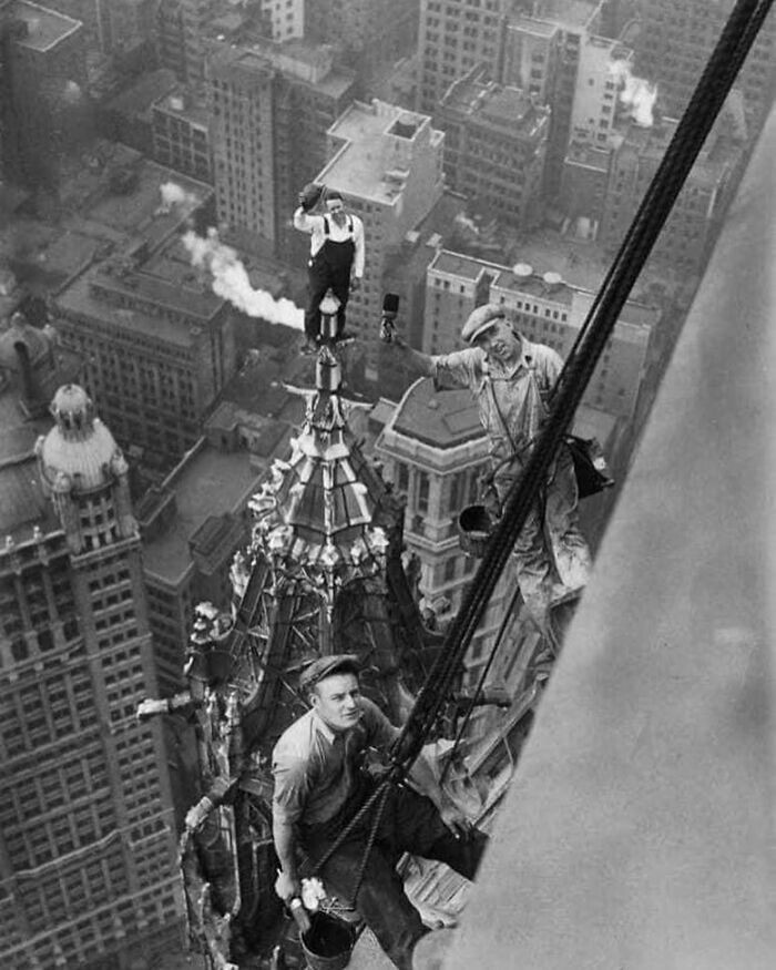 23. Маляры на крыше здания Вулворт в Нью-Йорке, 1926 год