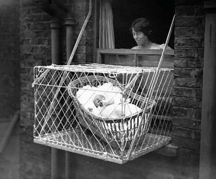 35. В 1930-х годах для того, чтобы дети в многоквартирных домах получали достаточно свежего воздуха и солнечного света, использовали "детские клетки"