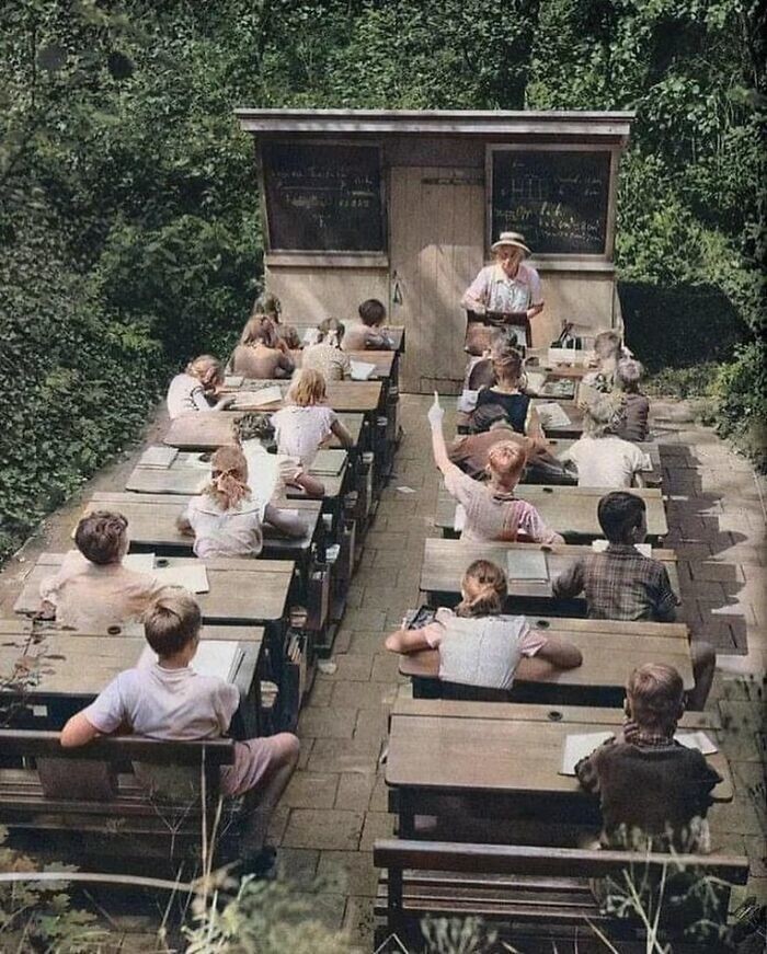 2. Уроки на свежем воздухе в 1957 году, Нидерланды.⁣ В начале 20 века в Европе школы под открытым небом стали набирать популярность