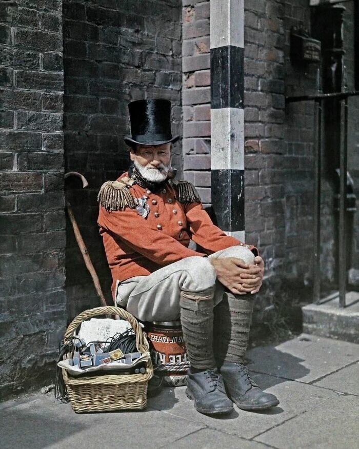 32. Ветеран войны продает спички на улице в Кентербери, Кент, Англия. Примерно 1930 год