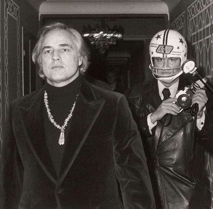 39. Папарацци Рон Галелла стал надевать футбольный шлем рядом с актером Марлоном Брандо после того, как в 1973 году Брандо ударил его, сломал ему челюсть и выбил пять зубов