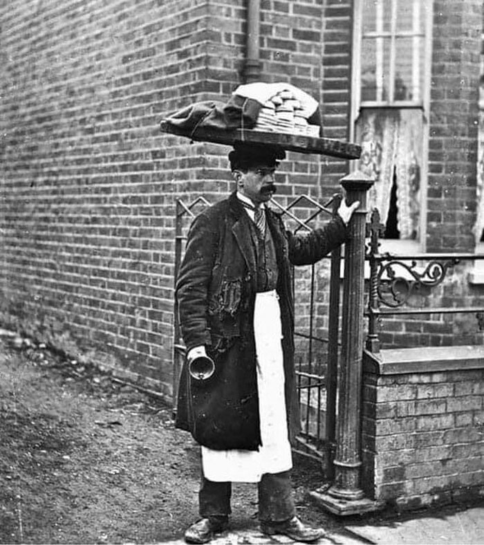 40. Продавец выпечки в 1910 году, Лондон. Он звонил в колокольчик, пока шел по улицам со своими товарами на подносе на голове