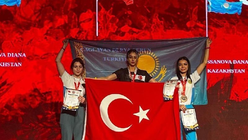 В Турции девушки-чемпионки по армрестлингу не поделили пьедестал почёта