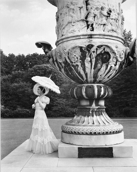 Королева Елизавета (королева-мать) с вазой Ватерлоо в саду Букингемского дворца в Лондоне, 1939. Фотограф Сесил Битон