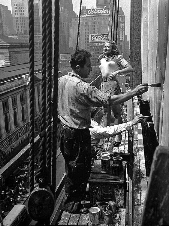 Натурщица и художники. Работа над рекламным щитом, Нью-Йорк, 1947. Фотограф Фрэнк Бауман