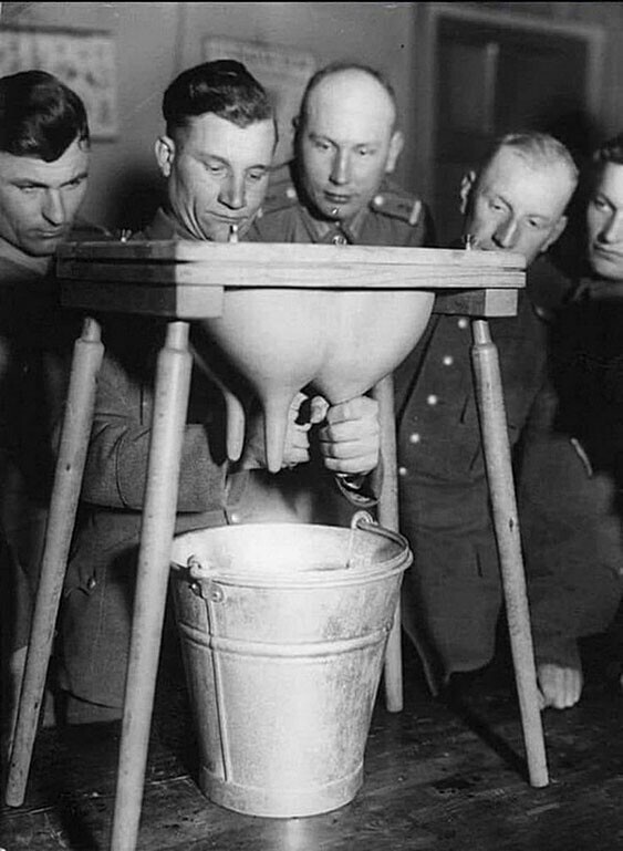 «Будь готов». В армии (не ясно какой) тренируются добывать молоко, ок. 1935 год