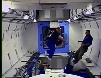 В космосе: иногда космонавты - астронавты застревают в одной точке, не в сост... 