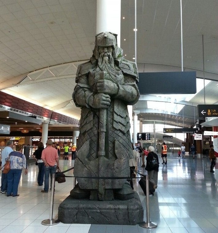 В аэропорту даже есть статуя гнома из "Властелина колец"