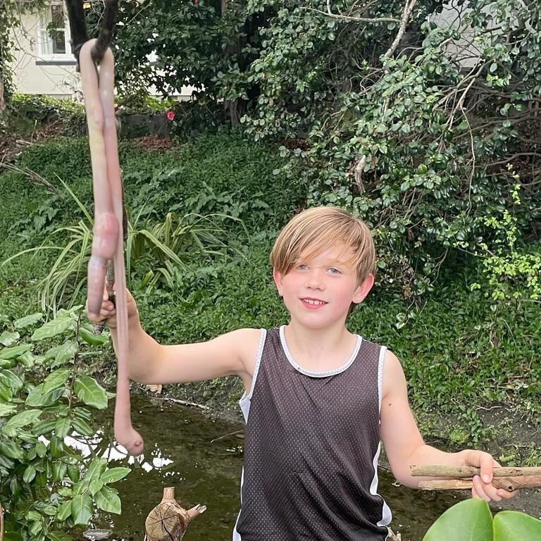 Мальчик нашел червя, размером 90 см