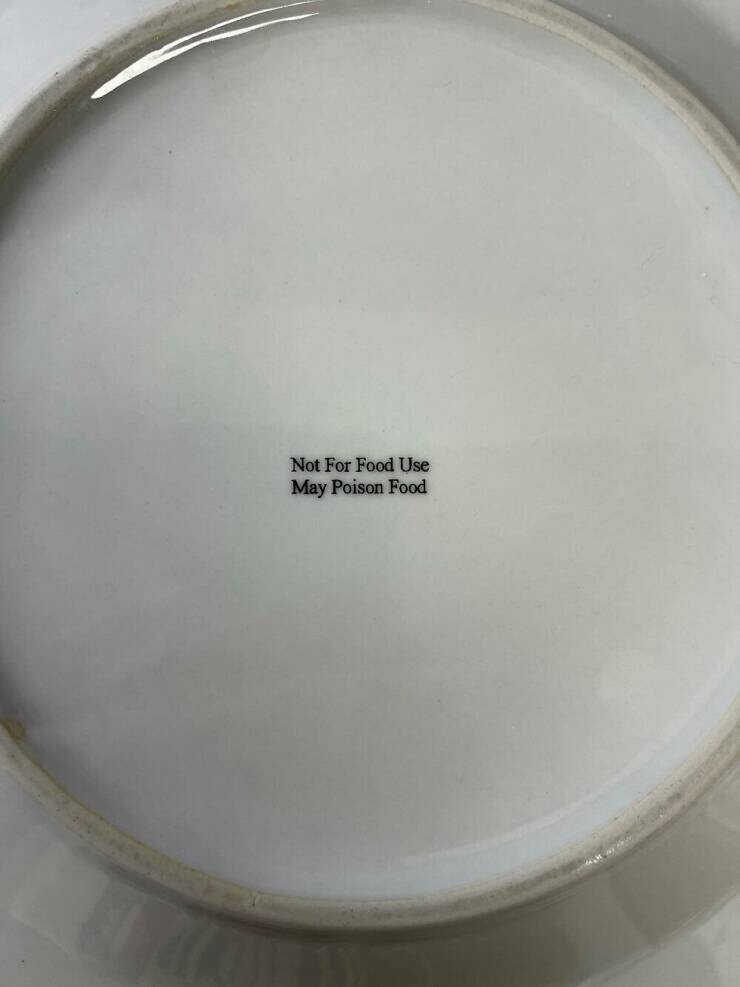 2. «Купила новые тарелки, а на обратной стороне написано: "не использовать для пищи, может ее отравить"»