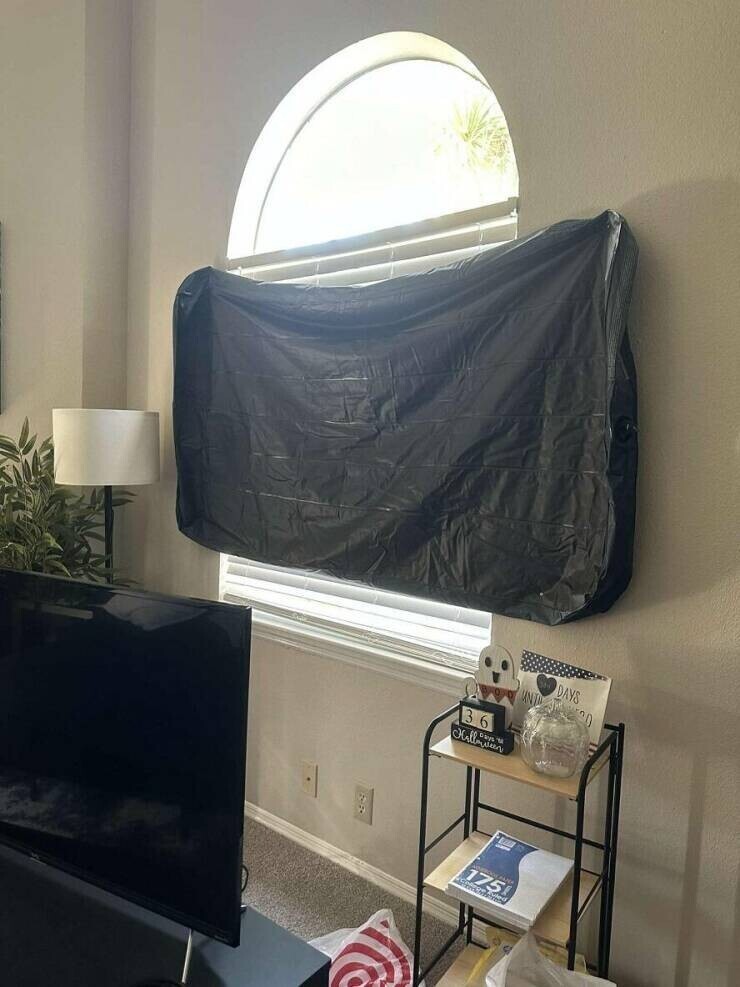 12. «Мой сосед по комнате прикрепил к окну надувной матрас, чтобы "защититься от урагана"»