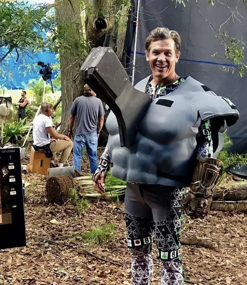 6. Джош Бролин, он же Танос, дурачится на съемках «Войны бесконечности»