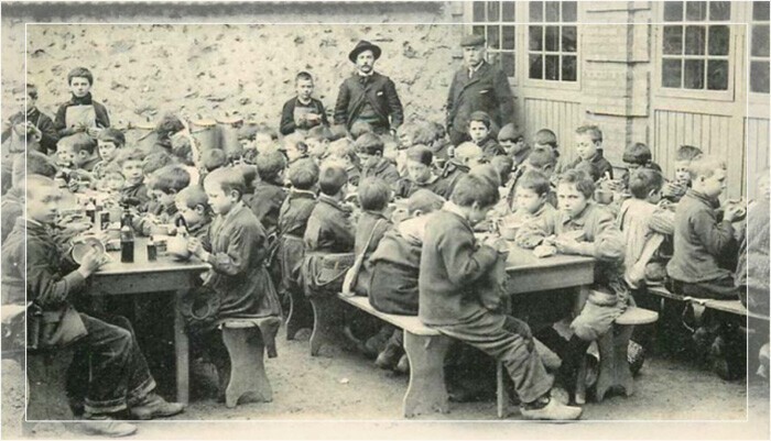 Почему вино стало детским напитком? Фото: Школьный обед в Эвре около 1900 года.