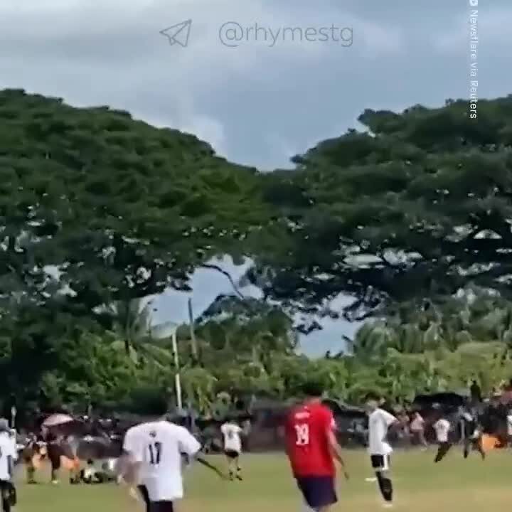 Во время футбольного матча на Филиппинах молния поразила арбитра 