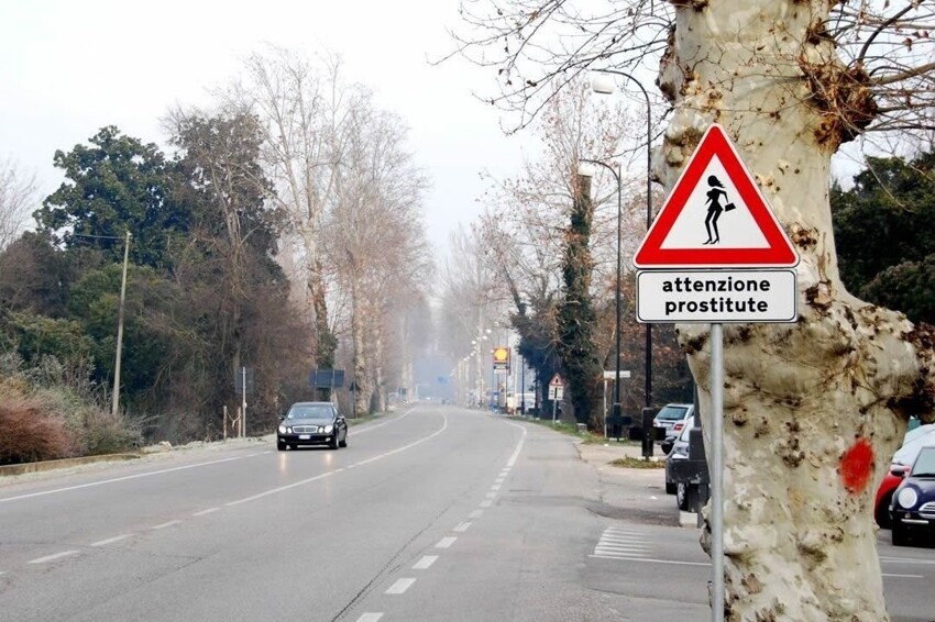 Есть, чем удивить водителей: подборка необычных дорожных знаков с разных уголков мира