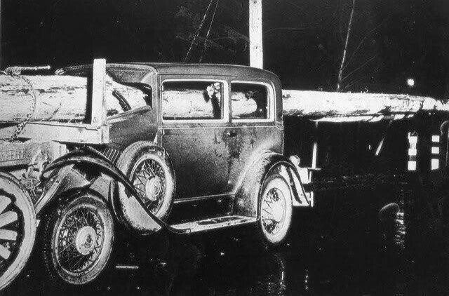 2. Авария с участием лесовоза, бревно с которого буквально пронзило легковой автомобиль, Нью-Йорк, 1929 год