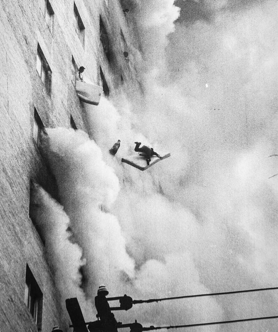 11. Человек выбрасывается из горящего отеля с матрасом вперёд, чтобы смягчить падение, Сеул, Республика Корея, 1971 г.