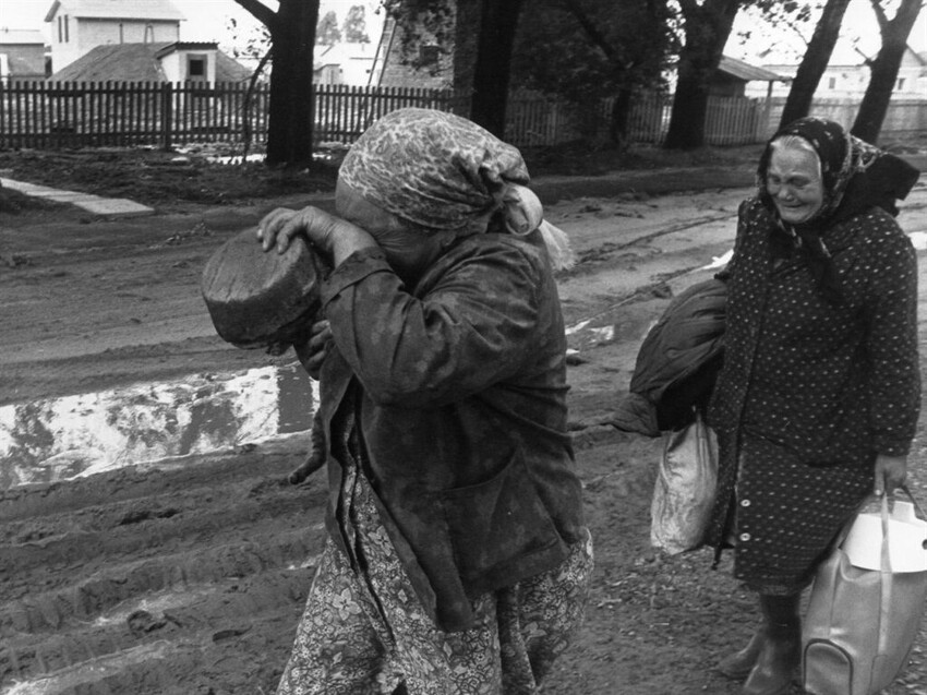 17. Люди покидают дома в деревне рядом с г. Чернобыль, 1986 год