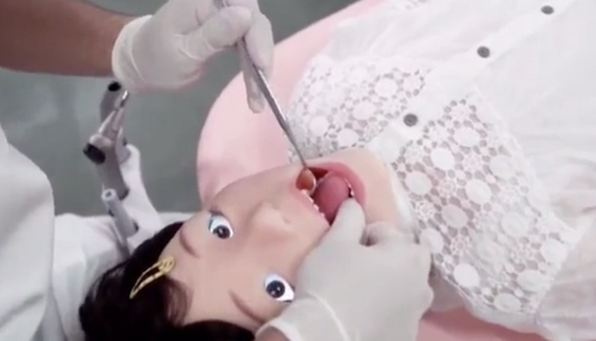 Для стоматологов создали реалистичного робота-ребенка, которые дергается во время процедуры
