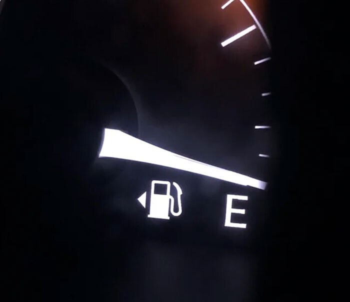 Маленькая стрелка на приборной панели автомобиля, рядом с маленьким изображением бензоколонки, указывает, с какой стороны находится бензобак