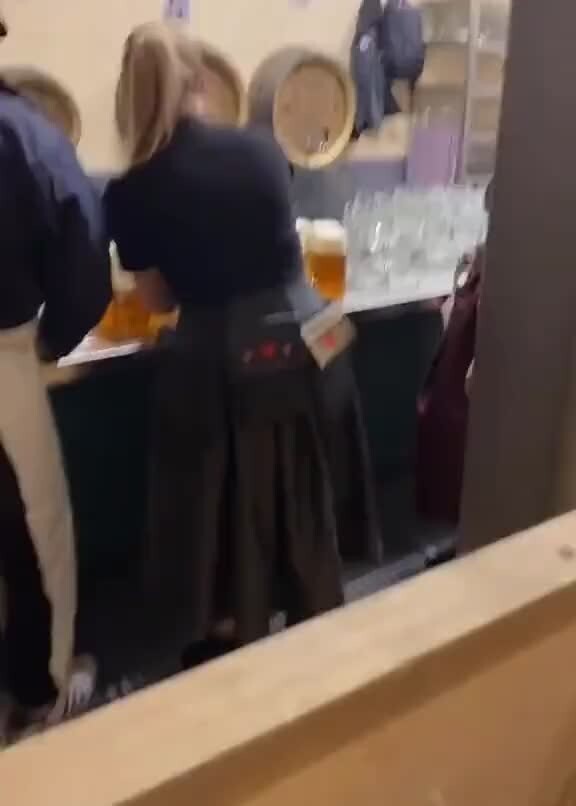 А вот так работают официанты на Октоберфесте в Германии 