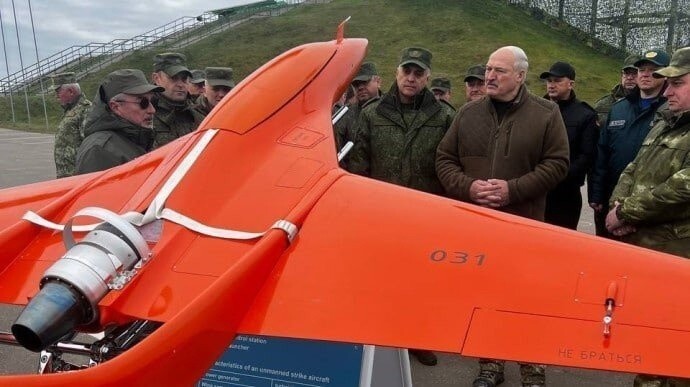 Лукашенко заявил, что его новые дроны вообще камня на камне от Киева не оставят, в отличие от иранских. Но они будут не падать, а просто летать, привлекая внимание украинских сил ПВО, остальное они сделают сами