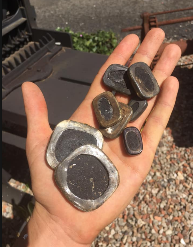 Различные металлические предметы, найденные во время уборки пляжа